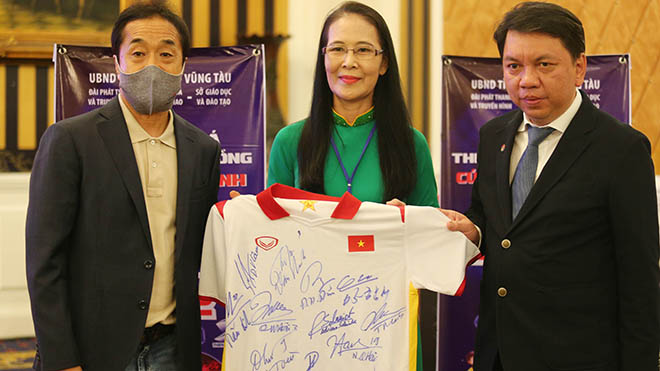 HLV Lee Young Jin và Tổng thư ký VFF Lê Hoài Anh trao tặng quà cho đơn vị tổ chức giải địa phương. Ảnh: Anh Đồng 