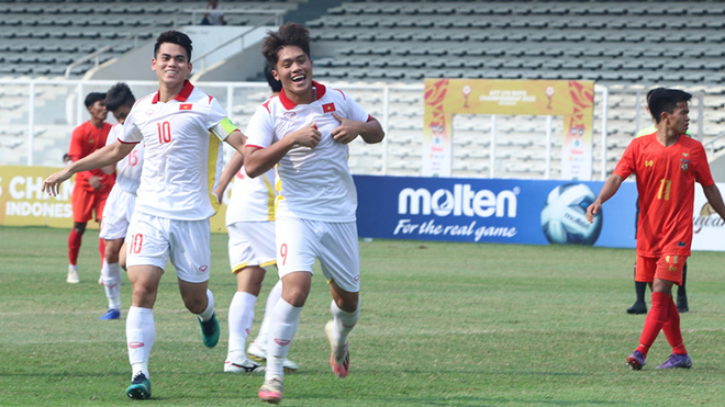 Văn Khang và Quốc Việt đang chứng tỏ đẳng cấp trên hàng công U19 Việt Nam. Ảnh: VFF
