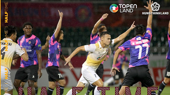 Xuân Nam khiến cầu thủ Sài Gòn FC kịch liệt phản đối với bàn thắng bằng tay. Ảnh: Topenland Bình Định