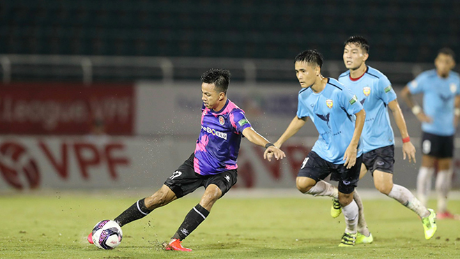 Hữu Sơn ghi siêu phẩm đá phạt vào lưới Hà Tĩnh tối 27-8. Ảnh: VPF