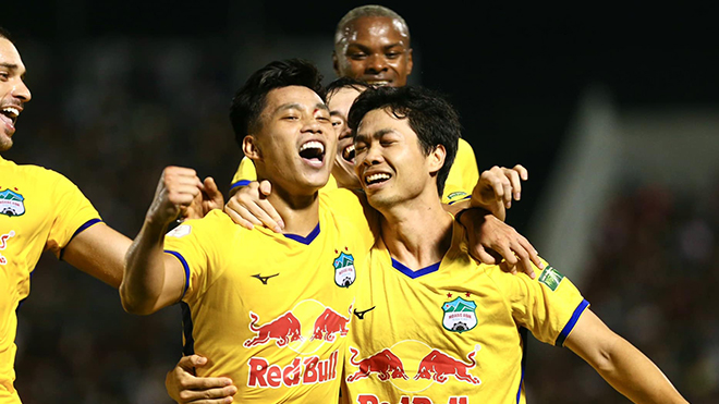 Công Phượng ghi bàn hạ Sài Gòn FC tối 5-8. Ảnh: HAGL