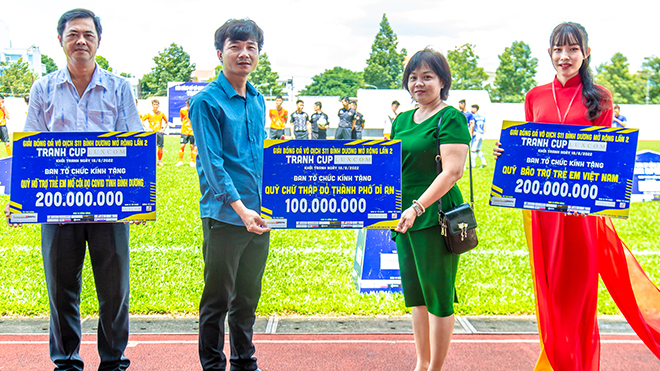 Giải phong trào sân 11 Bình Dương tặng 600 triệu đồng cho quỹ từ thiện. Ảnh: Anh Dũng