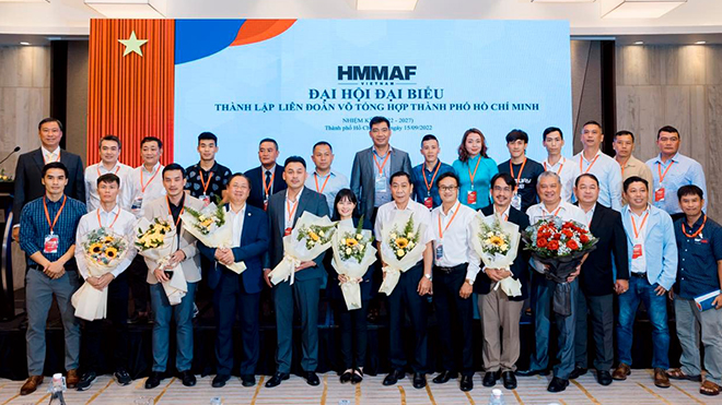 Tân Chủ tịch Bảo (thứ 5 từ trái sang, hàng dưới) của HMMAF. Ảnh: Đào Nhi