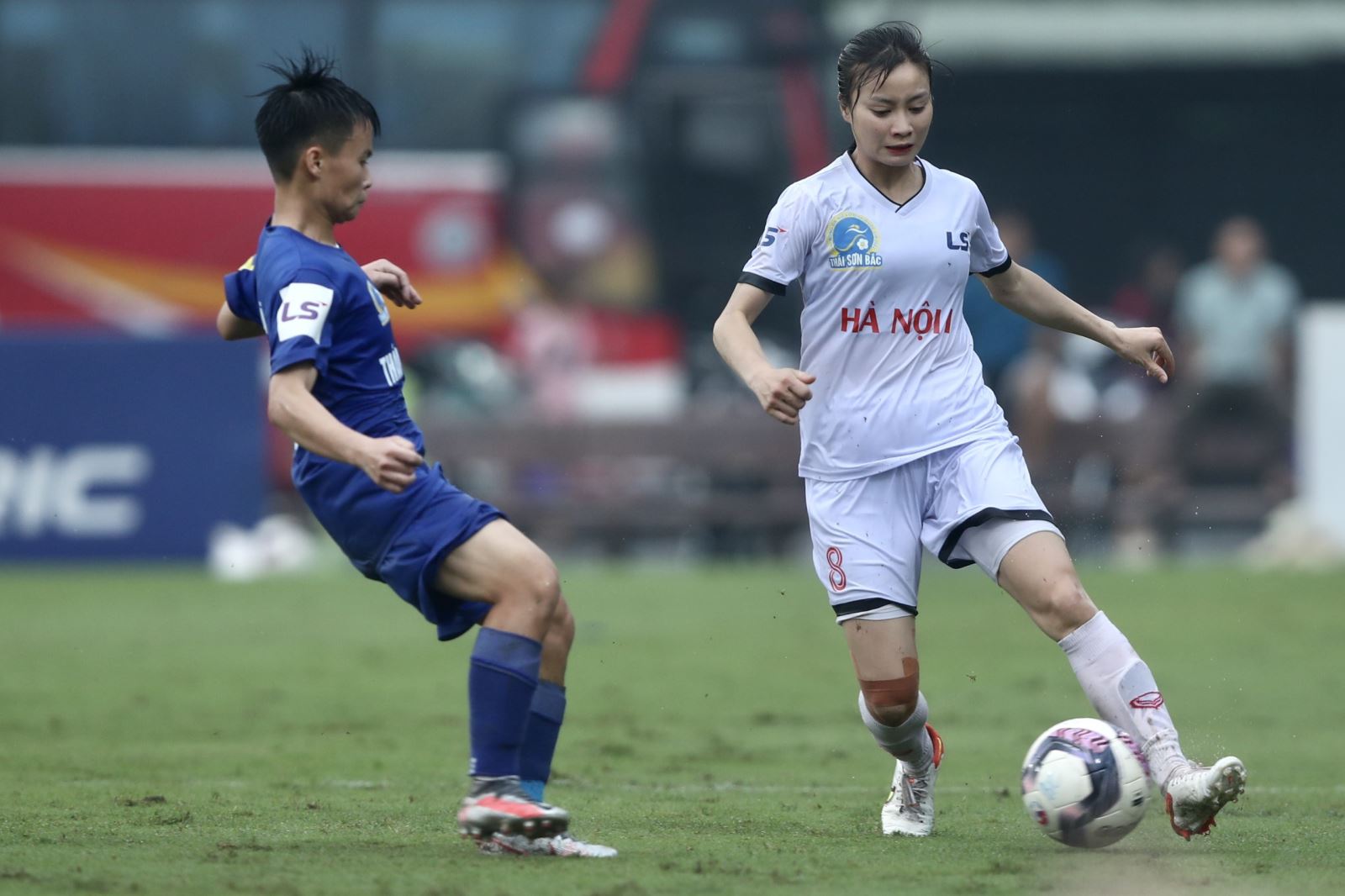 Hoàng Thị Loan cùng Hà Nội 1 có chiến thắng quan trọng chiều 24-9 để bám đuổi TP.HCM 1. Ảnh: AH