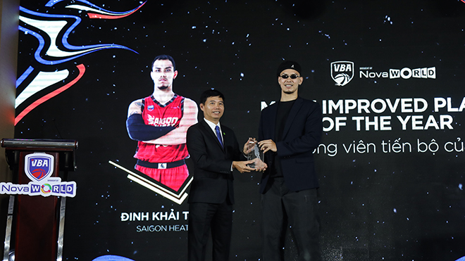 Cầu thủ Đinh Khải Tâm nhận giải VĐV tiến bộ của năm. Ảnh: Hải Tùng