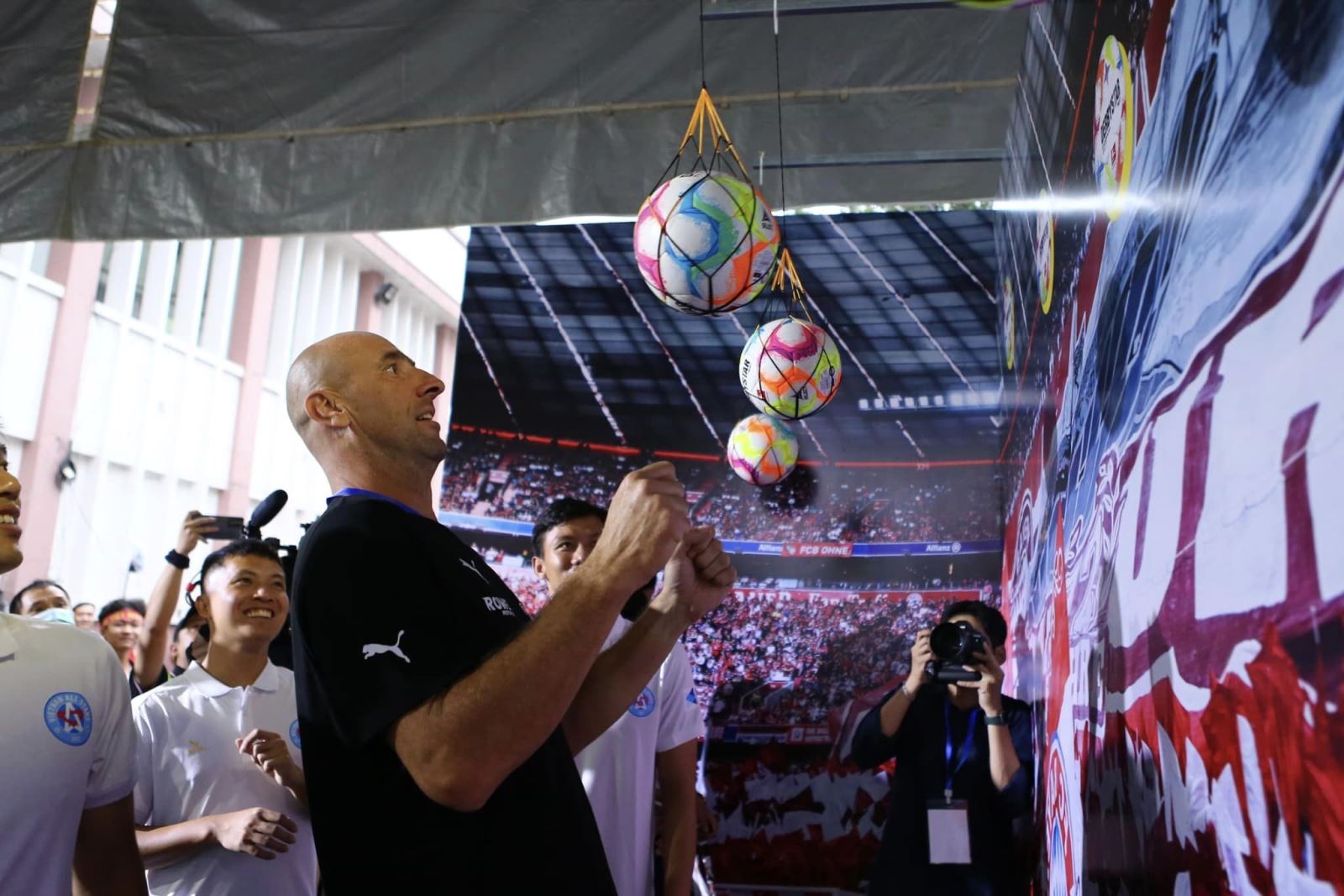 Huyền thoại Jan Koller có mặt ở sự kiện khiến nhiều người thích thú. Ảnh: TL