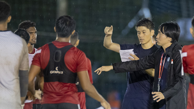 HLV Takayuki Nishigaya cùng các học trò đã tập ở TPHCM chiều tối 19-9. Ảnh: FAS