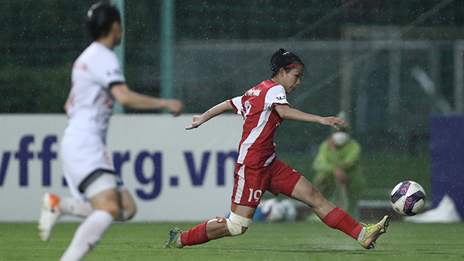 Than khoáng sản Việt Nam (đỏ) gây bất ngờ khi đả bại Hà Nội 1 chiều 8-9. Ảnh: AH