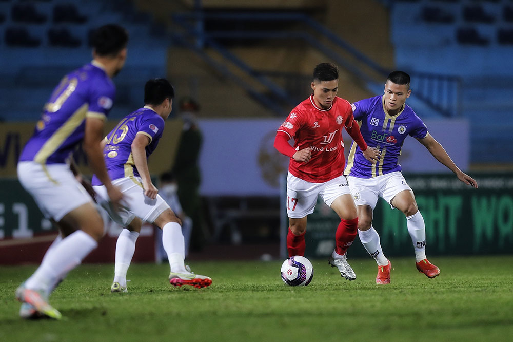 Tuấn Hải góp 1 cú đúp để giúp Hà Nội FC nhấn chìm TPHCM ngay tại sân nhà Thống Nhất tối 19-10. Ảnh: VPF