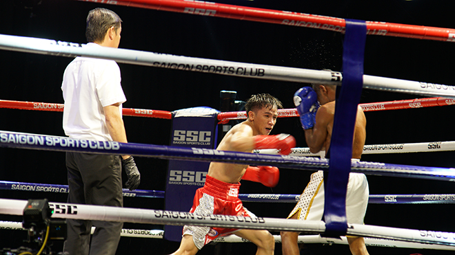 Lê Hữu Toàn cũng chứng tỏ bản lĩnh vượt trội trước tay đấm Indonesia tối 1-10. Ảnh: ND