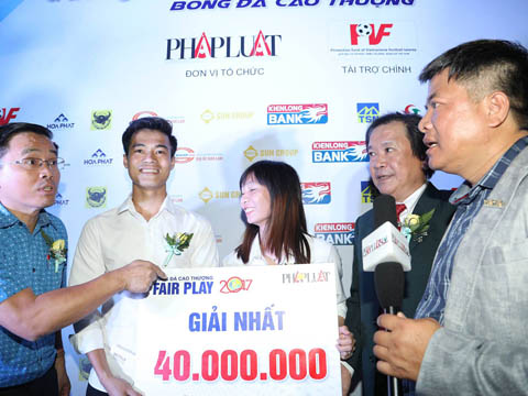 Văn Toàn và Thùy Trang nhận thêm mỗi người 50 triệu tiền thưởng từ Nutifood. Ảnh: Huy Phạm