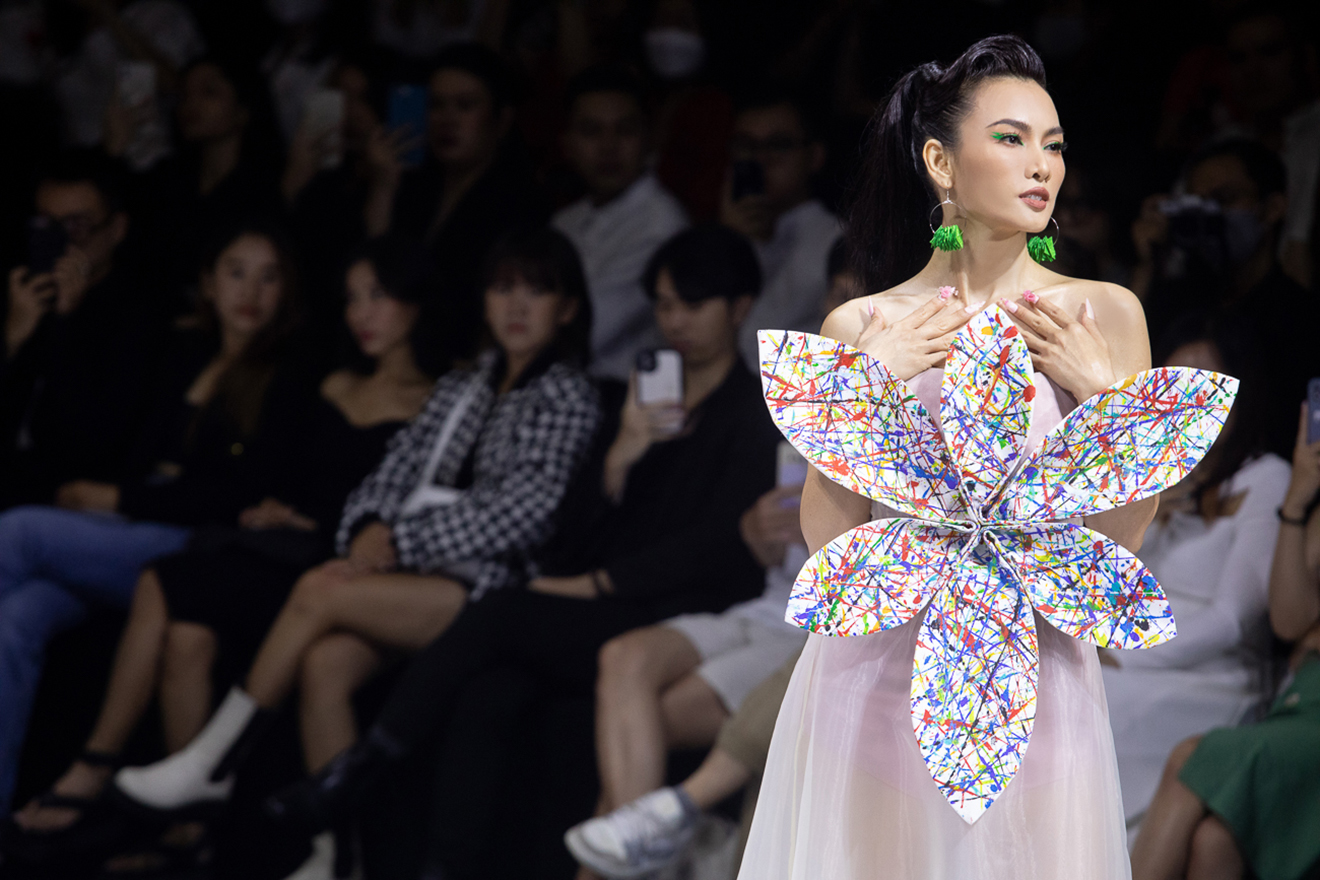 Anh Thư, Siêu mẫu Anh Thư, Tuần lễ Thời trang quốc tế Việt Nam Xuân Hè 2022, Anh Thư diễn vedette, NTK Hoàng Quyên