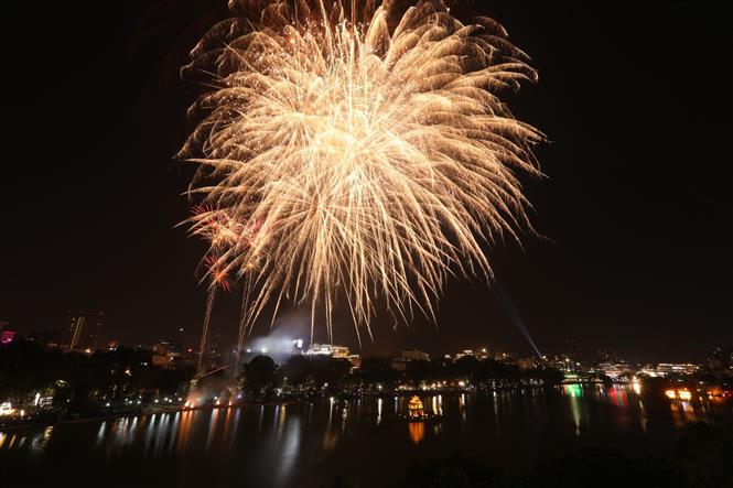 Hà Nội, bắn pháo hoa, đêm Giao thừa, Tết Nguyên đán, Tết Nguyên đán Tân Sửu 2021, Tết 2021, Hà Nội bắn pháo hoa tầm cao