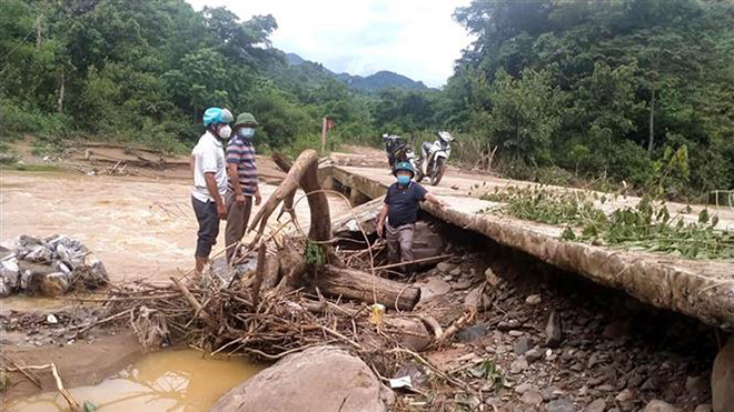 Áp thấp nhiệt đới cách Hà Tĩnh 120 km, gây mưa lớn tại Trung Bộ