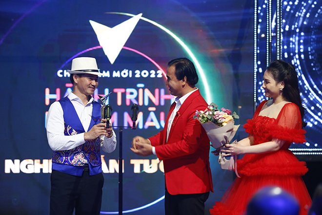 VTV Awards 2021, Mưa lũ lịch sử miền Trung, Hương vị tình thân, Ấn tượng VTV, Phim truyền hình ấn tượng Hương vị tình thân, Hồng Diễm, Mạnh Trường, BTV Tuấn Dương