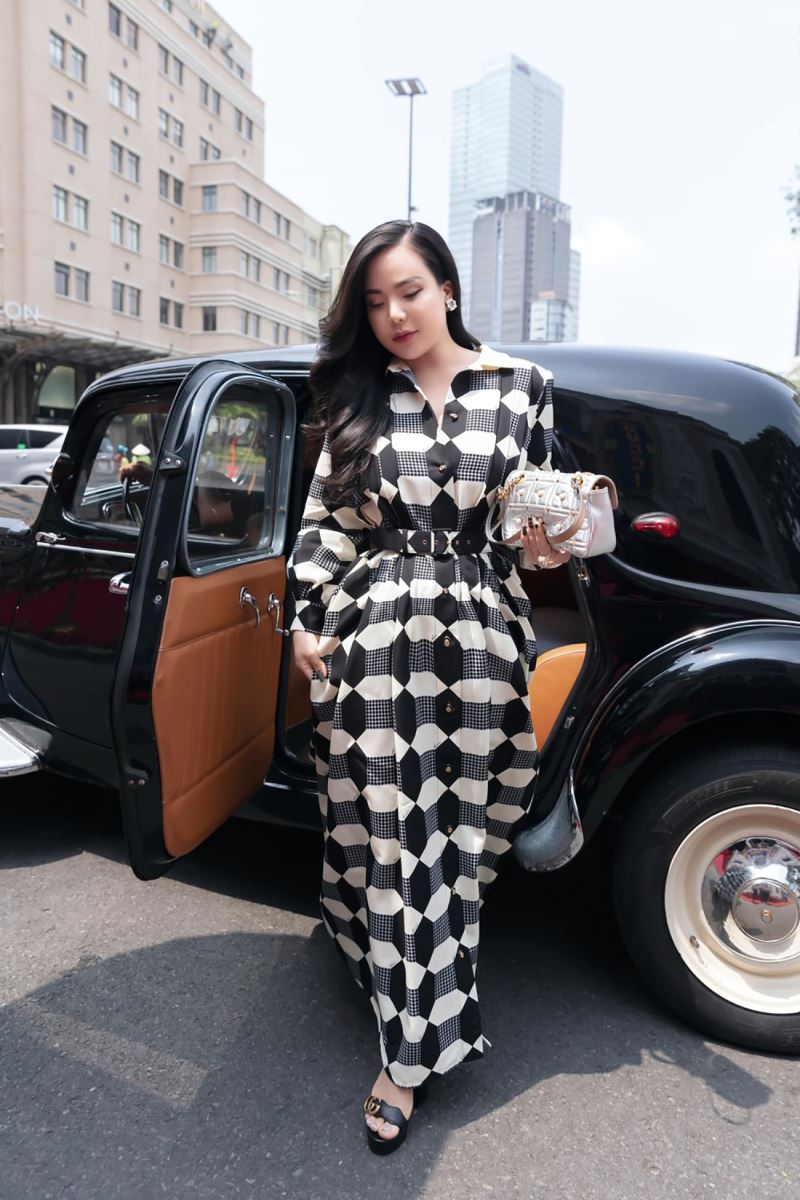 Chị Ông Địa Thu Trang, Chị Ông Địa là ai, Chị Ông Địa tậu xe Rolls-Royce, xe SUV của chị ông địa, chị ông địa, nguyễn thị thu trang, xe SUV Rolls Royce Cullinan Black Bad