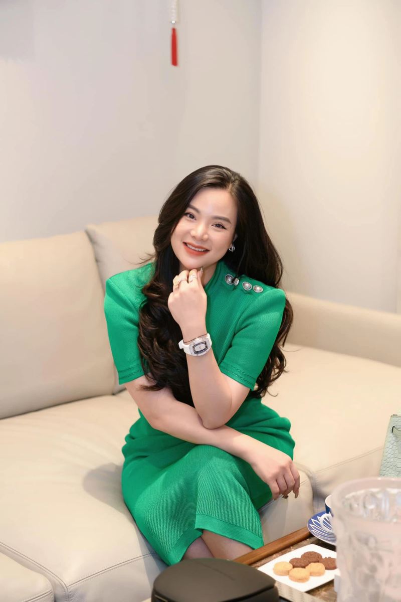 Chị Ông Địa Thu Trang, Chị Ông Địa là ai, Chị Ông Địa tậu xe Rolls-Royce, xe SUV của chị ông địa, chị ông địa, nguyễn thị thu trang, xe SUV Rolls Royce Cullinan Black Bad