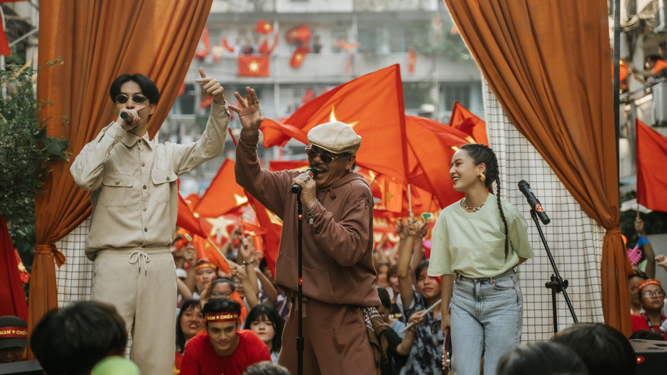 MV 'Đi trong mùa hè': Đen rap melody, cùng nhạc sĩ Trần Tiến tôn vinh bóng đá nước nhà 