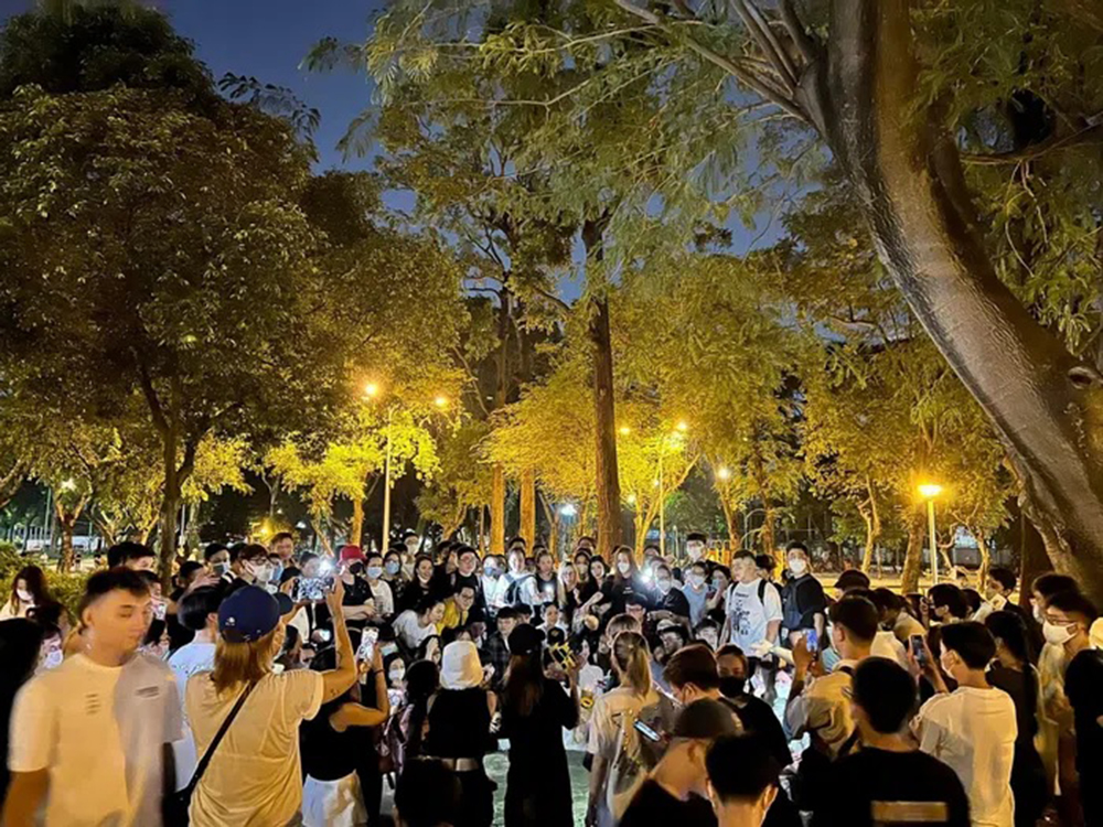 Đông Nhi, Đông Nhi xin lỗi, Đông Nhi bật khóc xin lỗi khán giả, Đông Nhi và fan, Đông Nhi và Ông Cao Thắng, ca sĩ Đông Nhi, Đông Nhi bật khóc, fan quay lưng đông nhi