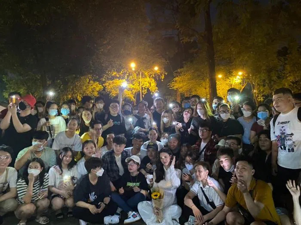 Đông Nhi, Đông Nhi xin lỗi, Đông Nhi bật khóc xin lỗi khán giả, Đông Nhi và fan, Đông Nhi và Ông Cao Thắng, ca sĩ Đông Nhi, Đông Nhi bật khóc, fan quay lưng đông nhi