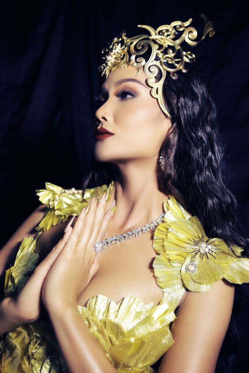 H’Hen Niê, H’Hen Niê hóa nữ thần mặt trời, NTK Thảo Nguyễn, nữ thần mặt trời, thời trang, tuần lễ thời trang, Hoa hậu H’Hen Niê