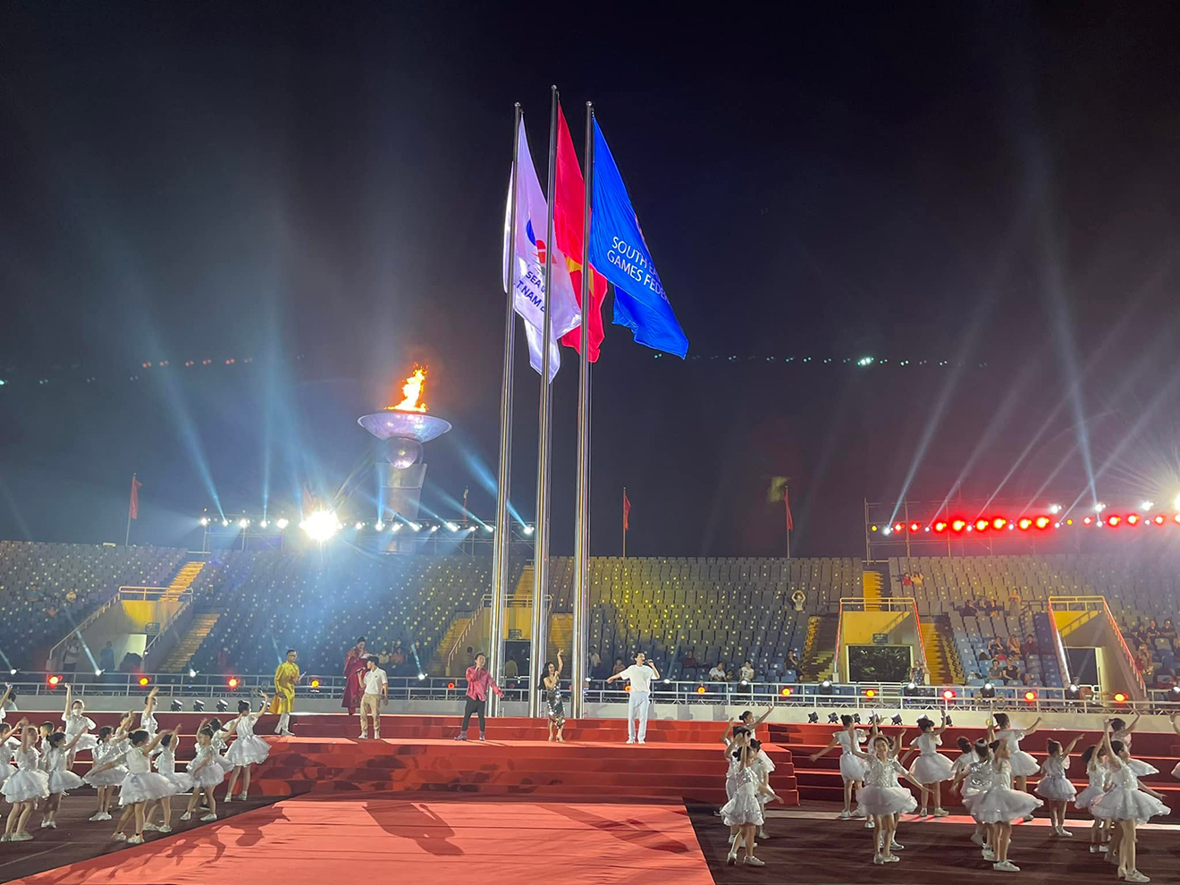 Khai mạc SEA Games 31, Trực tiếp Khai mạc SEA Games 31, Trực tiếp SEA Games, Hãy tỏa sáng, Let's shine, Hồng Nhung, Tùng Dương, Oplus, ca khúc chủ đề SEA Games