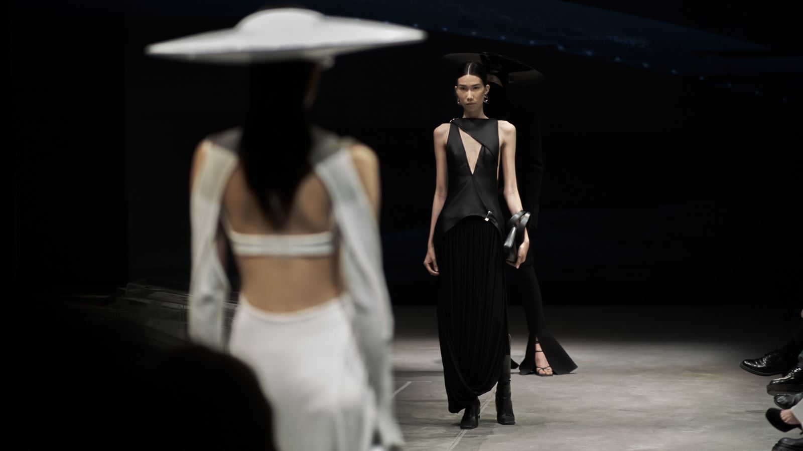 Điều ẩn chứa sau show thời trang 5 tỷ đồng 'Inflowing' của NTK Cường Đàm