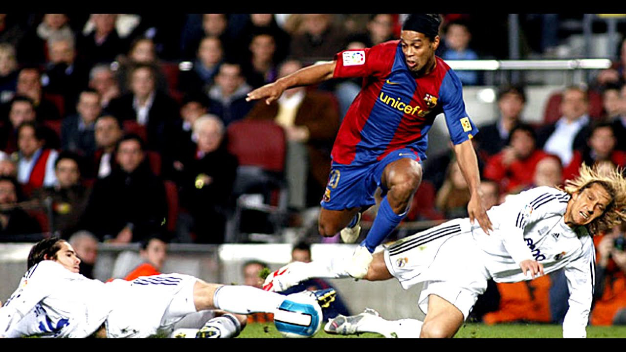 Điểm danh những huyền thoại bị Ronaldinho làm bẽ mặt trên sân cỏ