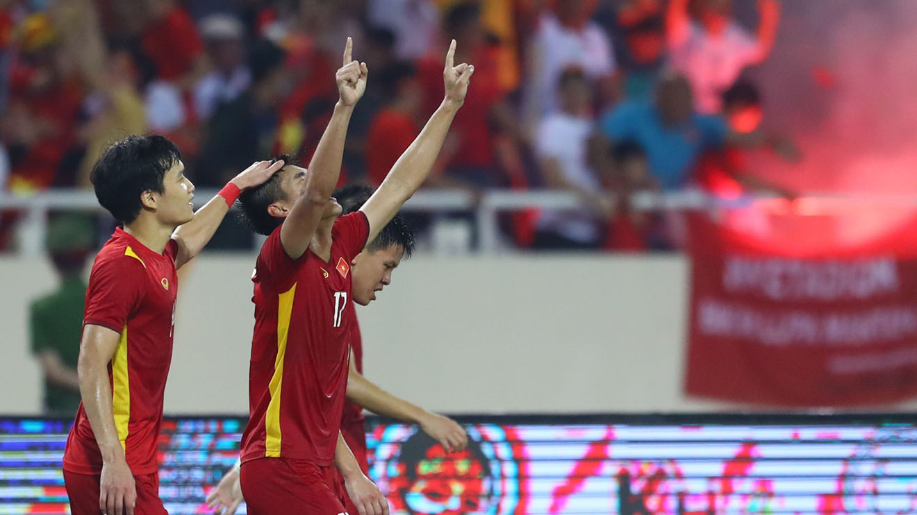 CĐV Việt Nam so sánh bàn thắng của Mạnh Dũng với cú đánh đầu của Ronaldo