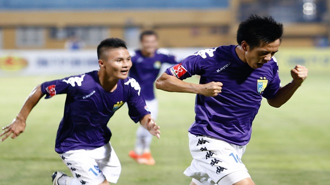 VIDEO: Văn Quyết 'bỏ túi' Văn Thanh trên sân Hàng Đẫy