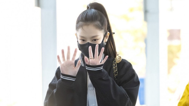 Jennie Blackpink xuất hiện giản dị trên đườg tới Paris Fashion Week