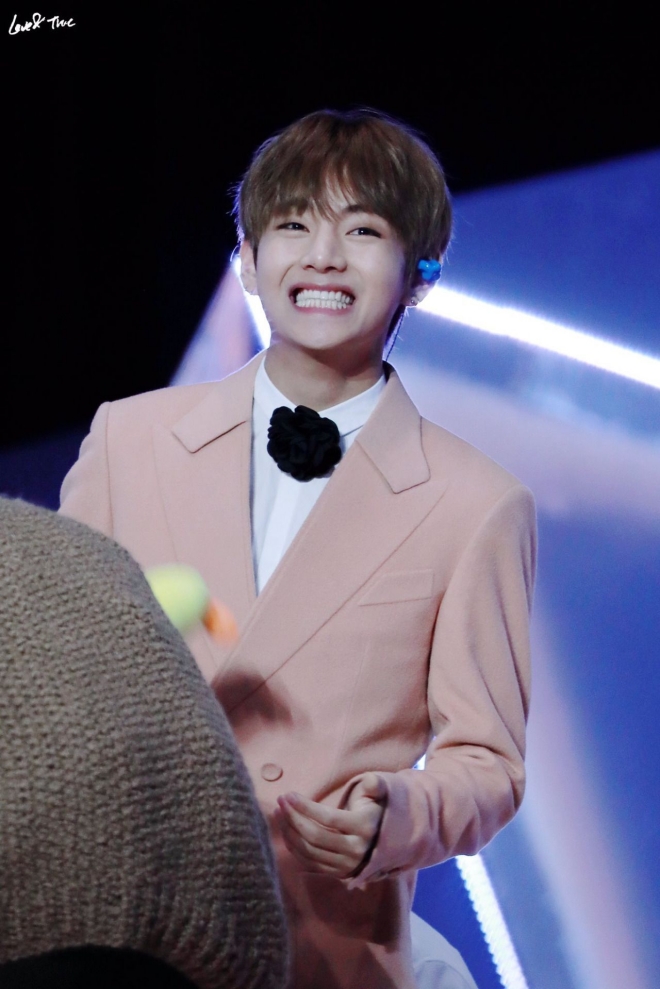 BTS, BTS tin tức, BTS thành viên, V, V BTS, BTS V, Kpop, BTS idol, Kpop idol, BTS youtube, BTS twitter, BTS instagram, BTS ảnh, ảnh BTS, BTS photo, BTS smile, BTS cười
