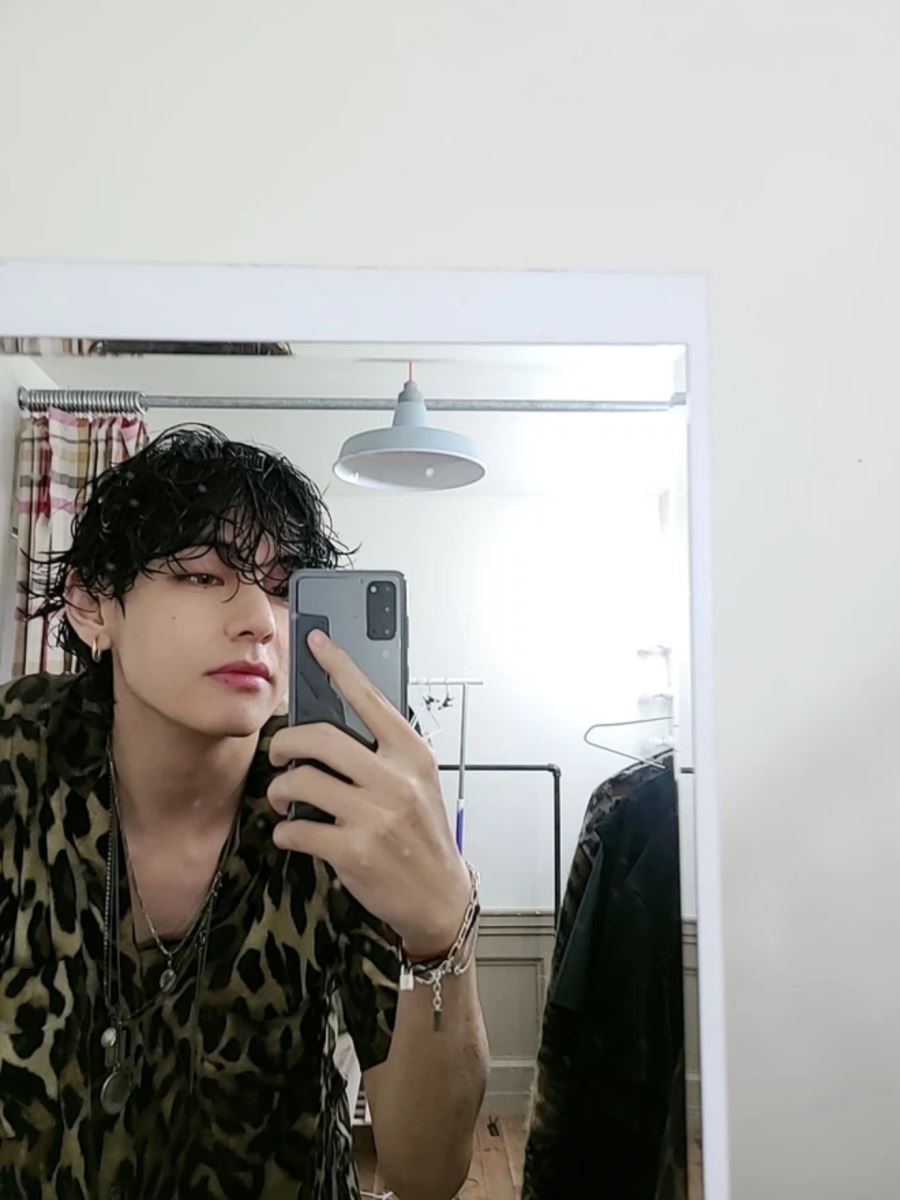 BTS, BTS tin tức, BTS thành viên, Kpop, ARMY, V, V BTS, BTS V, BTS selfie, BTS ảnh, ảnh BTS, BTS photo, BTS idol, BTS profile, BTS youtube, BTS instagram, BTS weverse