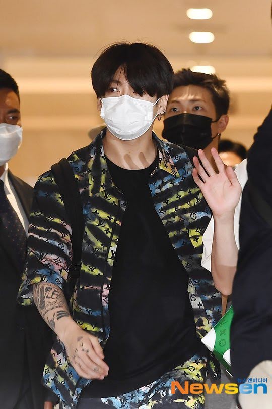 BTS, BTS tin tức, BTS thành viên, Kpop, Jungkook, BTS Jungkook, Jungkook BTS, BTS idol, BTS sân bay, BTS airport, BTS thời trang, BTS fashion, BTS ảnh, ảnh BTS
