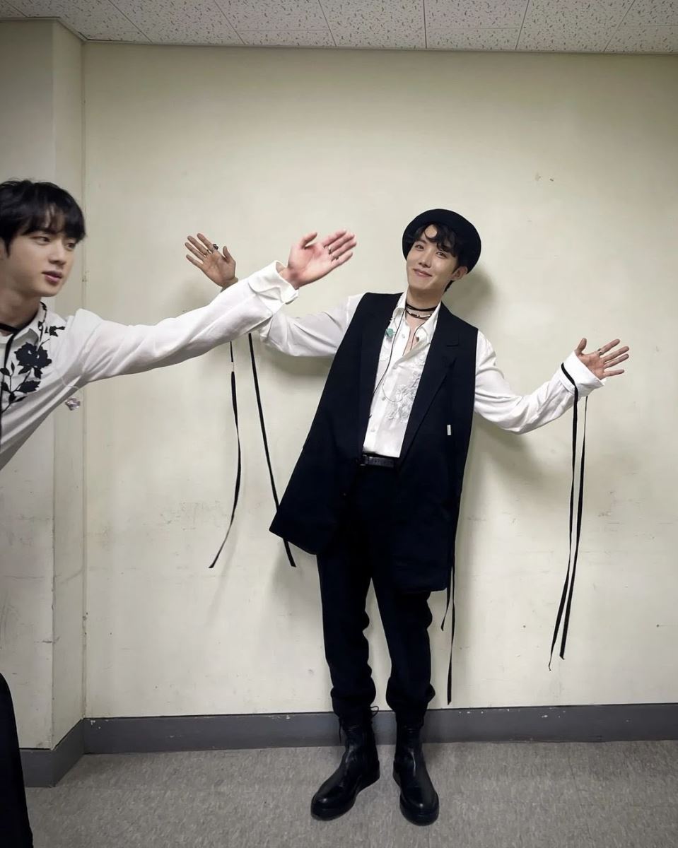 BTS, BTS tin tức, BTS thành viên, Kpop, ARMY, Jin, Jin BTS, BTS Jin, J-Hope, J-Hope BTS, BTS J-Hope, BTS Instagram, BTS youtube, BTS idol, BTS profile, BTS weverse