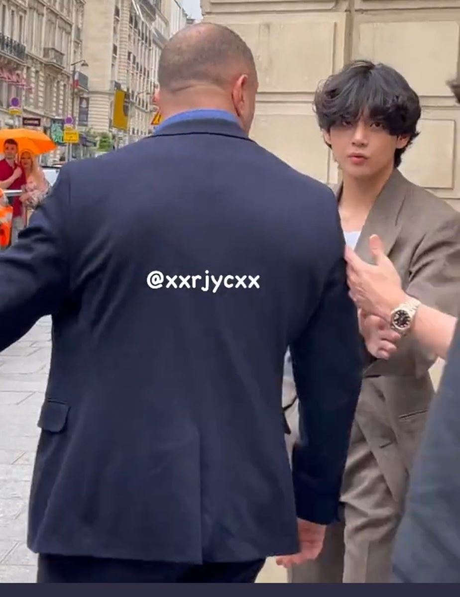 BTS, BTS tin tức, BTS thành viên, Kpop, ARMY, V, V BTS, BTS V, BTS youtube, BTS ảnh, ảnh BTS, BTS photo, BTS Paris, BTS Pháp, Celine, V Celine, BTS Celine, BTS visual