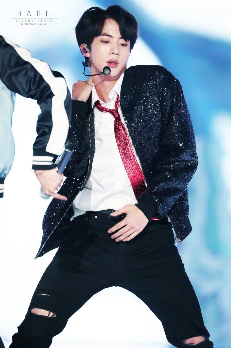 BTS, BTS tin tức, BTS thành viên, Kpop, Jin, Jin BTS, BTS Jin, BTS youtube, BTS idol, BTS trang phục, BTS outfit, BTS body, BTS cơ thể, BTS sexy, BTS quyến rũ