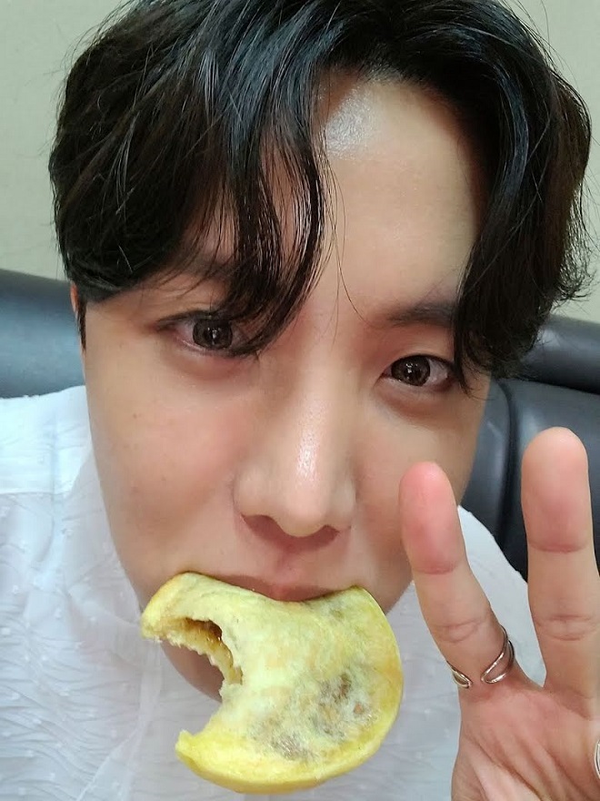 BTS, BTS tin tức, BTS thành viên, RM, Jimin, J-Hope, V, Jungkook, Jin, Suga, Hotteok, bánh rán, Weverse