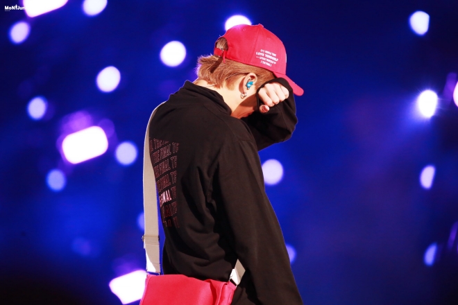 RM khóc nức nở Jungkook đỏ hoe mắt trong concert cuối cùng tour diễn Love  Yourself Speak Yourself  SaoStyle