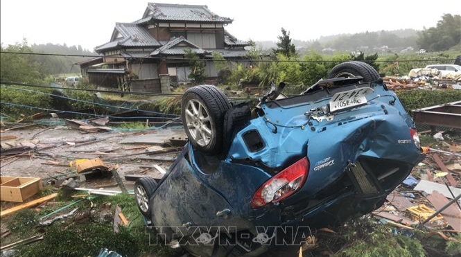 Động đất rung chuyển Tokyo Nhật Bản trong lúc siêu bão đổ bộ