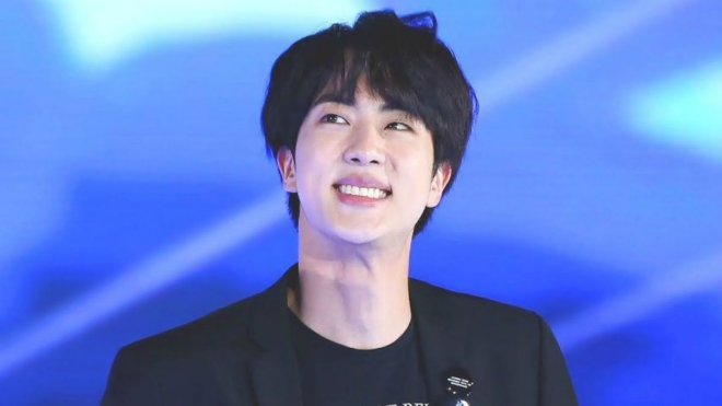 Ngưỡng mộ anh cả Jin BTS qua clip từ camera giấu kín