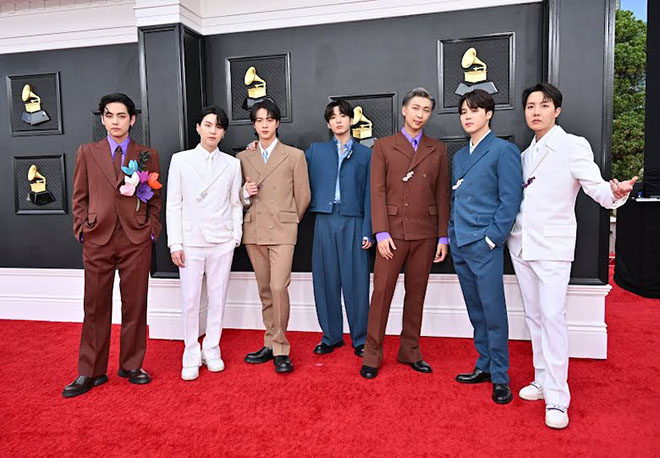 BTS, Trang phục của BTS tại Grammy, BTS trên thảm đỏ Grammy, V BTS, Jungkook, Tin bts