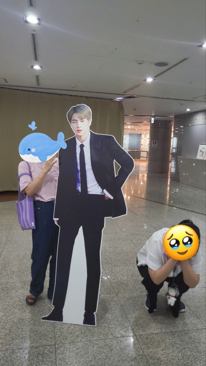 BTS, Jin, Standee của Jin BTS, Standee của Jin trong nhiều đám cưới, Suga, Tin bts