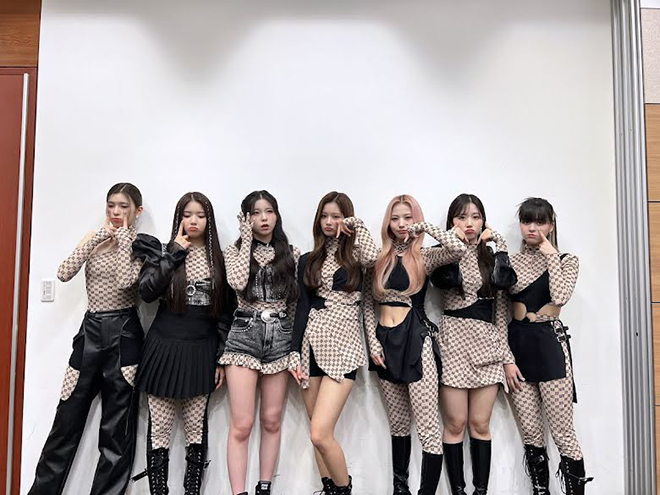 K-pop, Trang phục gây tranh cãi của K-pop nữ, LE SSERAFIM, ITZY, Apink, Tin Kpop