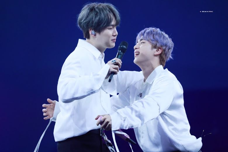 BTS, Jin, Jin bộc lộ triệu phú khánh kiệt, Jin tại buổi chiếu VIP phim Hunt, Tin bts