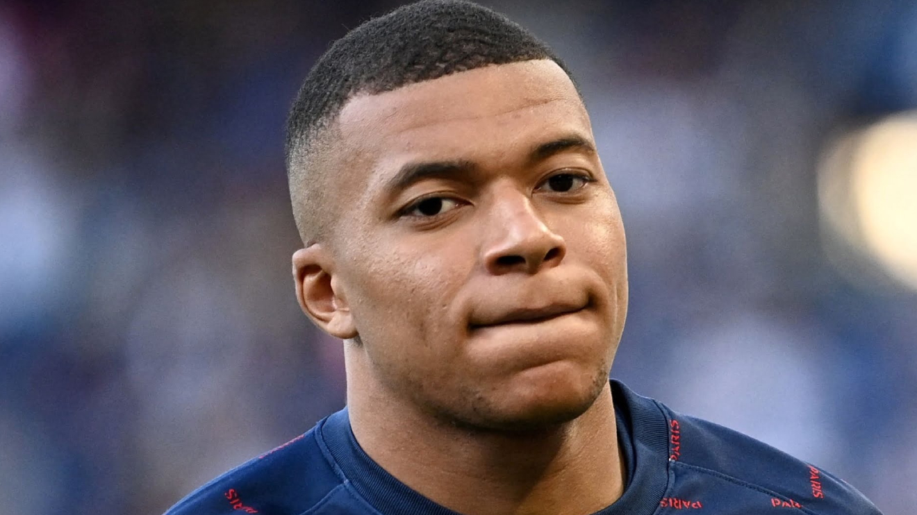 Mbappe hứng bão chỉ trích vì chặn bàn thắng của... Messi