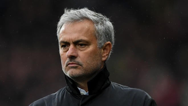 M.U thiếu trung vệ giỏi, Mourinho giải quyết thế nào?