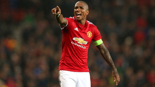 Ashley Young cần mẫn, máu lửa, biết hy sinh, đúng là chiến binh M.U đích thực