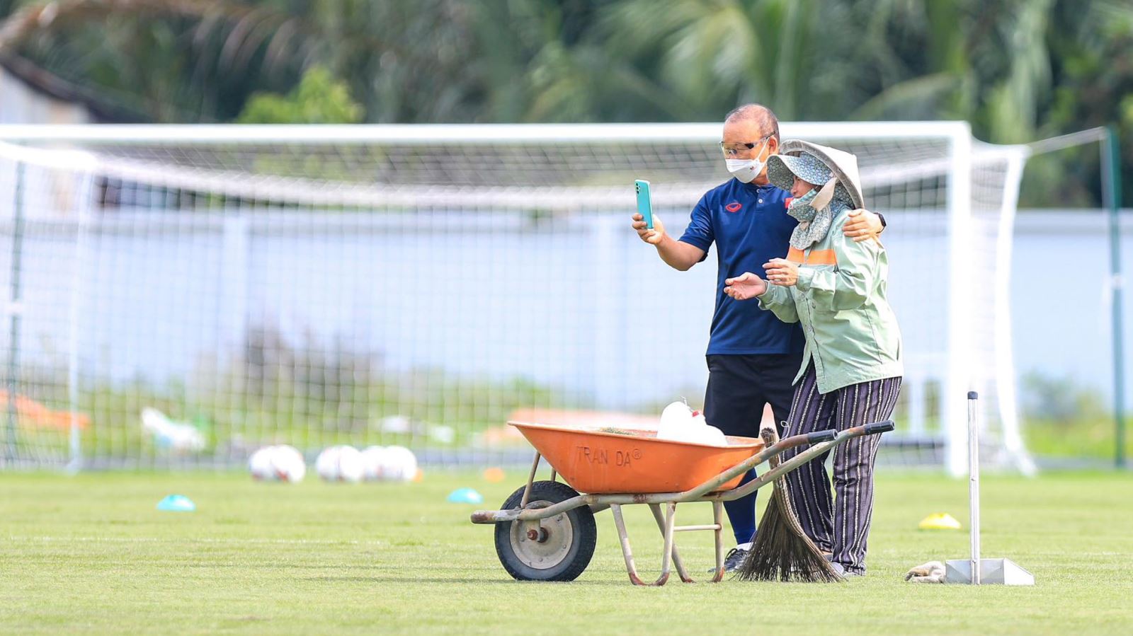 HLV Park Hang Seo gây sốt khi loay hoay selfie cùng người làm cỏ