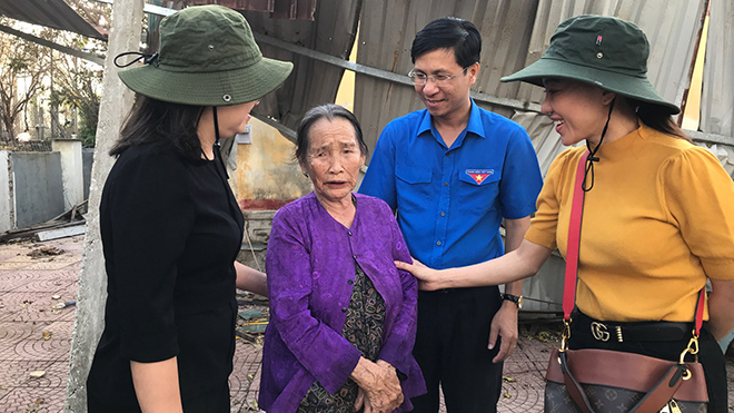 'Bà trùm Hoa hậu' Phạm Kim Dung cùng dàn hậu trao 20 triệu đồng cho mỗi hộ dân bị sập nhà ở Quảng Ngãi